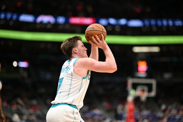 开云APP下载-从接球就被限制！4号秀克尼佩尔12中8拿到18分5板4助