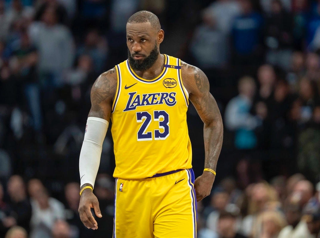 ESPN造谣詹姆斯后，被珍妮·巴斯亲自打脸！还被里奇·保罗嘲讽！