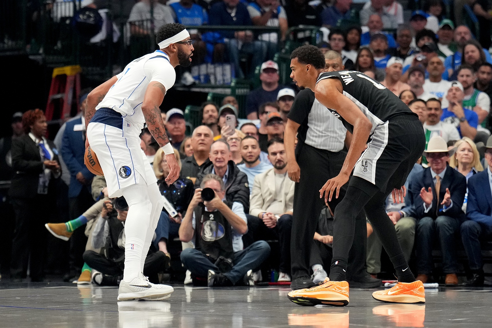 开云APP-浓眉和文班生涯第三年数据相近 美媒感慨：联盟本该属于浓眉的