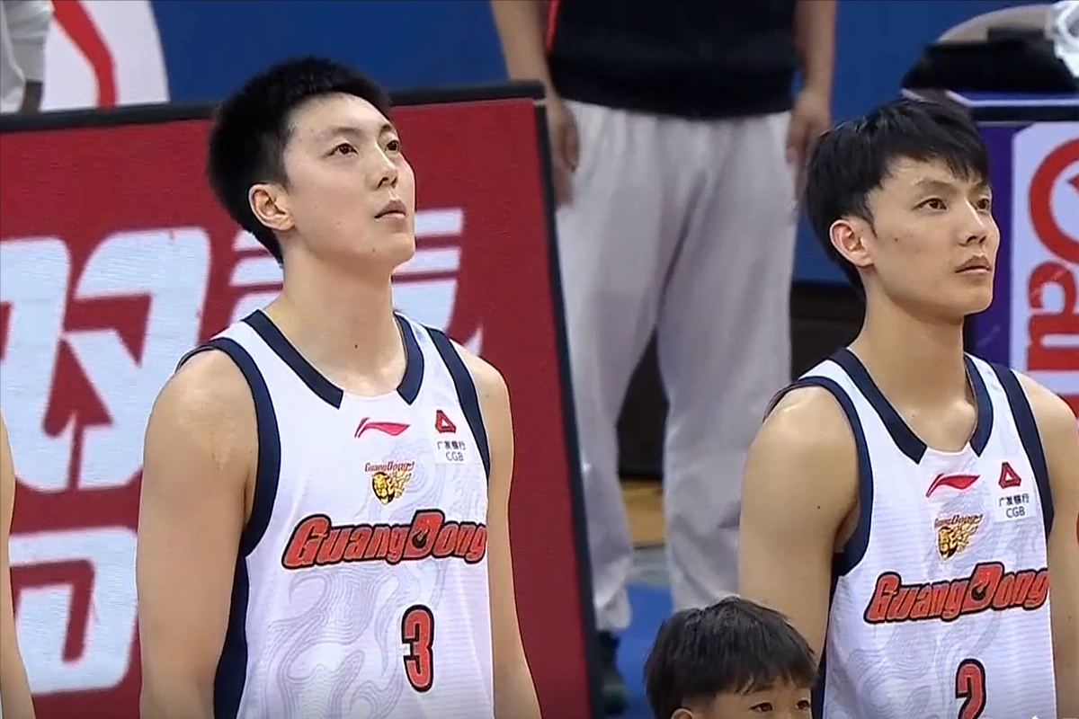 开云体育-CBA：胡明轩13分加时逆转，18岁小将22+8，拼到4人五犯离场